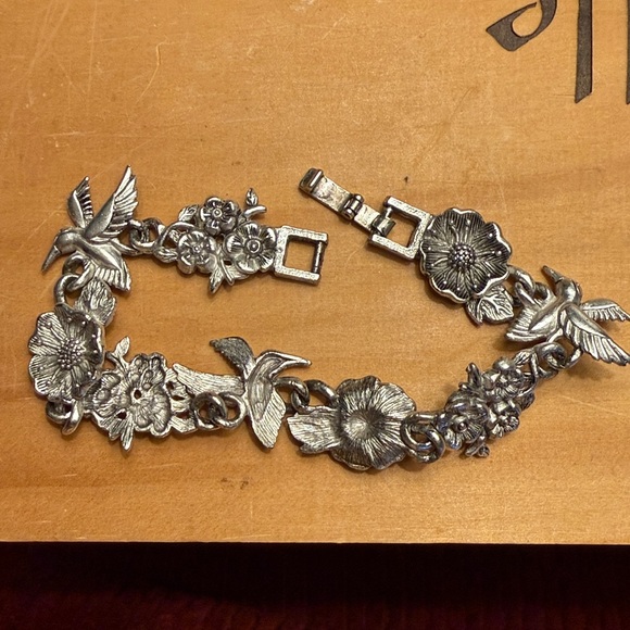 🌺 🌺🌺 Silver Tone Floral Bracelet With Hummingbirds Vintage Style Jewelry - Picture 4 of 6